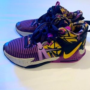 Boys Lebron Witness basketball shoes, size 6